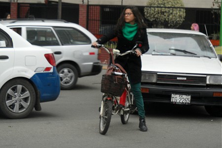 Electic bike risks the traffic in Lima