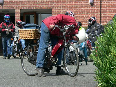 Luke tickles the Itom's carb