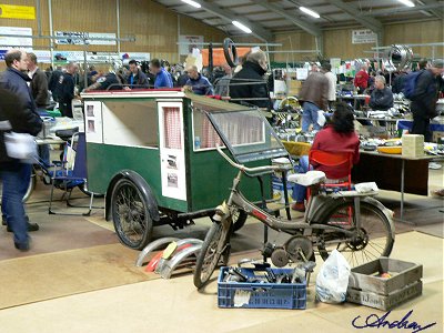 Another motorised carrier tricycle trying to hide behind a Mobylette