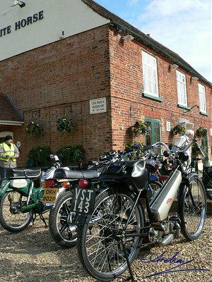 Autobyk outside the White Horse