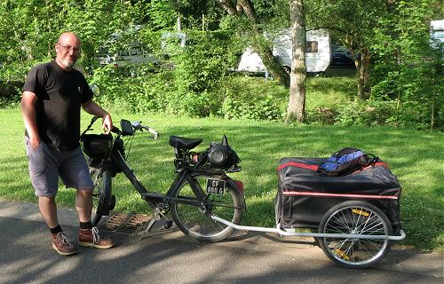 Long-distance VéloSoleX rider