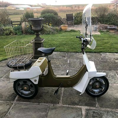 Ariel Three UTB 811M